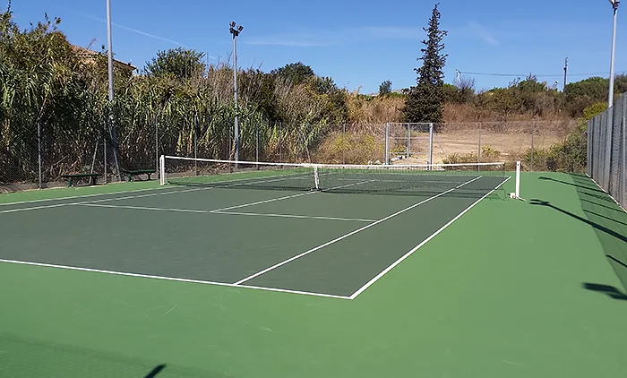 Court de tennis en résine après rénovation
