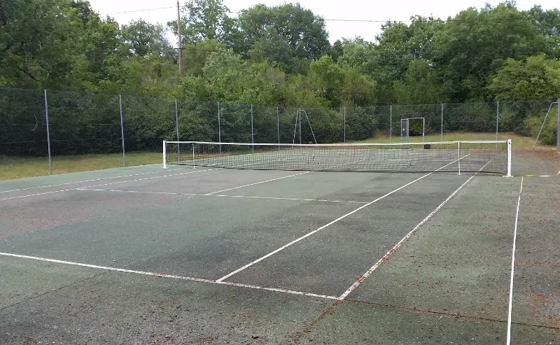 Court de tennis en béton poreux avant rénovation