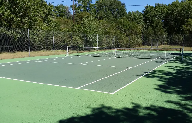 Court de tennis en béton poreux après rénovation