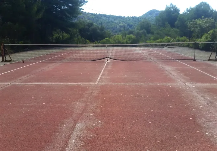 Court de tennis béton poreux dégradé avant rénovation