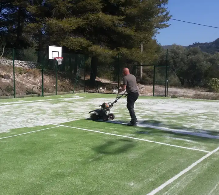 Entretien d'un court de tennis en gazon synthétique