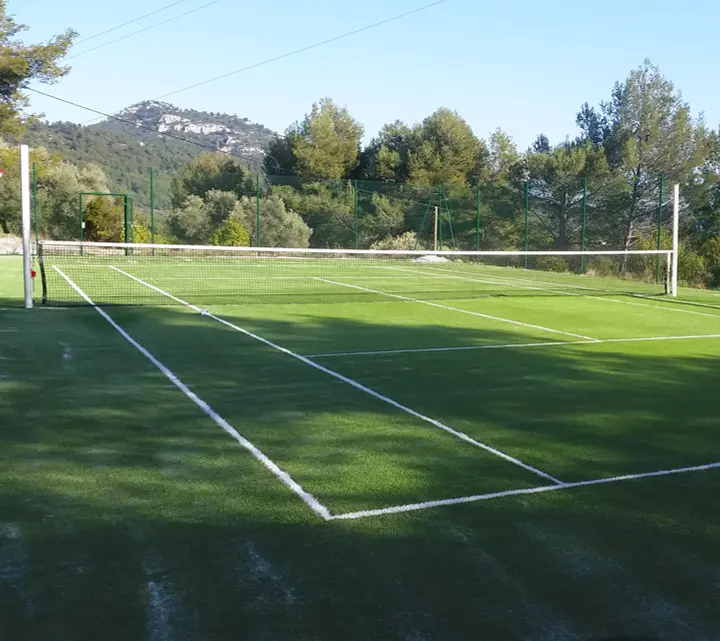 Court de tennis en dalles sportives rouge et vert