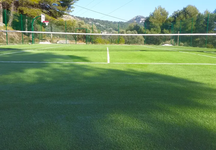 Court de tennis en gazon synthétique après rénovation