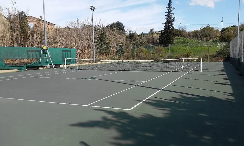 Court de tennis en résine avant rénovation