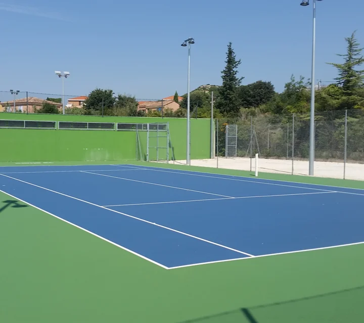Court de tennis en résine acrylique vert et bleu