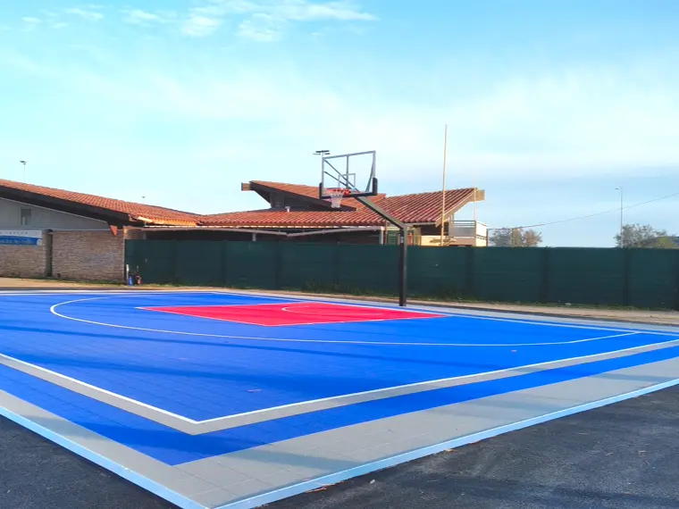 Terrain de basket 3x3 terminé avec dalles sportives 3 couleurs
