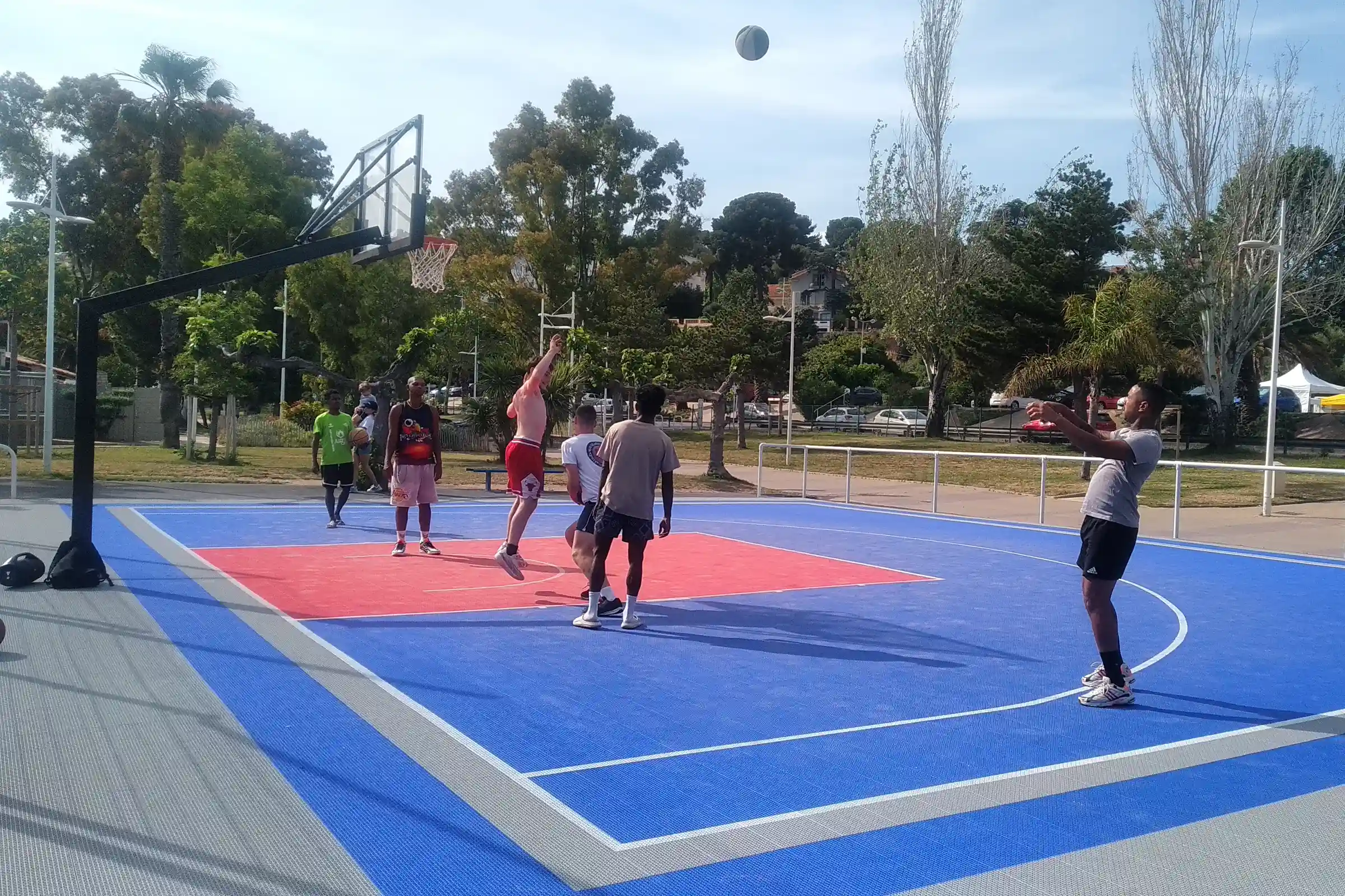 Transformation d'un espace extérieur en terrain de basket 3x3 avec dalles sportives