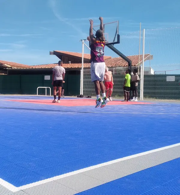 Terrain de basket 3x3 avec joueurs en action