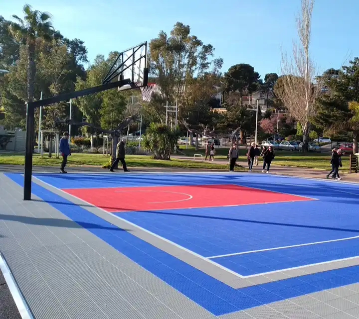 Terrain de basket 3x3 extérieur avec revêtement en dalles sportives 3 couleurs