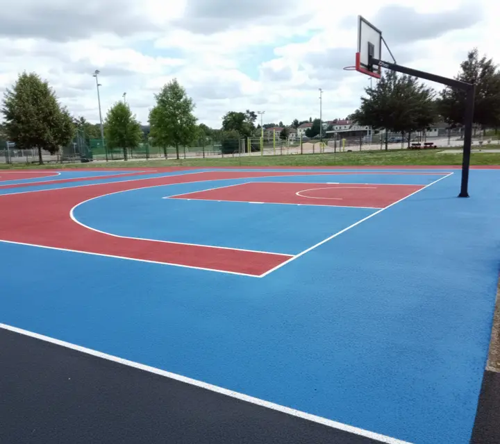 Terrain de basket 3x3 extérieur avec revêtement en peinture sportive bi-colore bleu et rouge