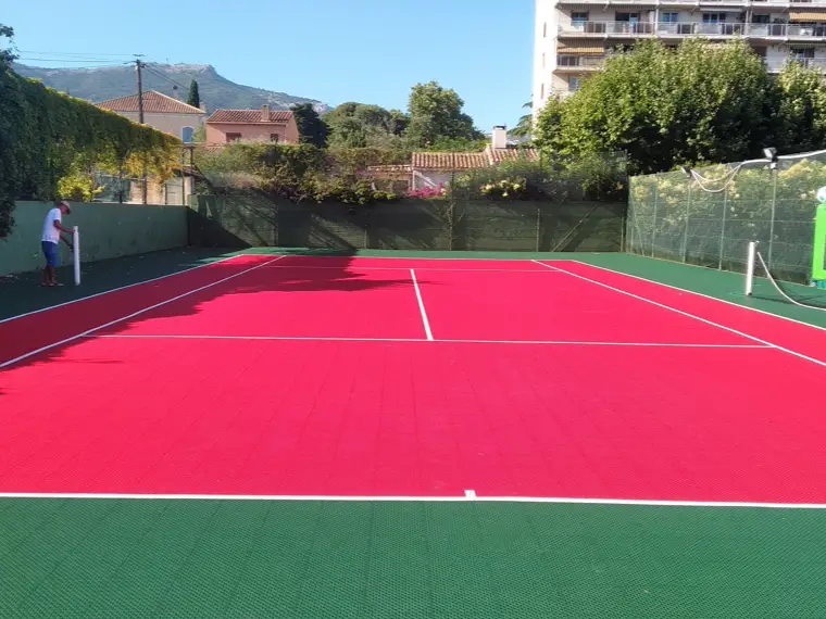 Court de tennis rénové avec dalles sportives 2 couleurs, vert et rouge