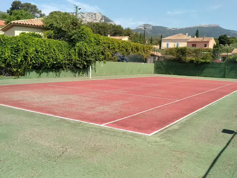 Court de tennis en enrobé peint avant rénovation avec dalles sportives