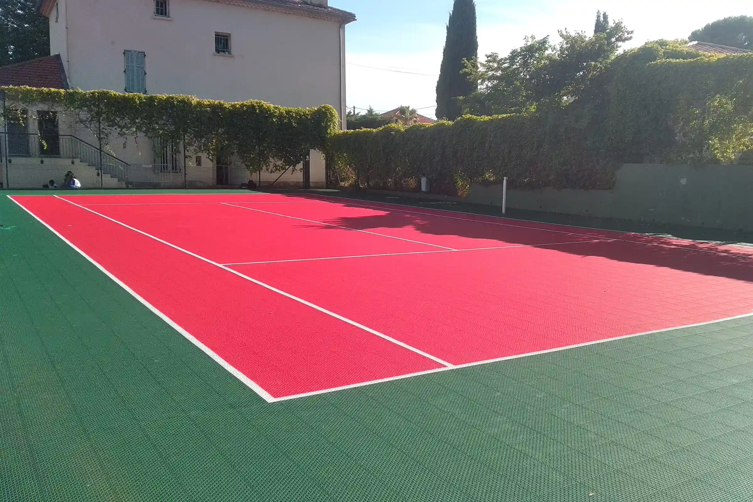 Rénovation d'un court de tennis extérieur avec dalles sportives