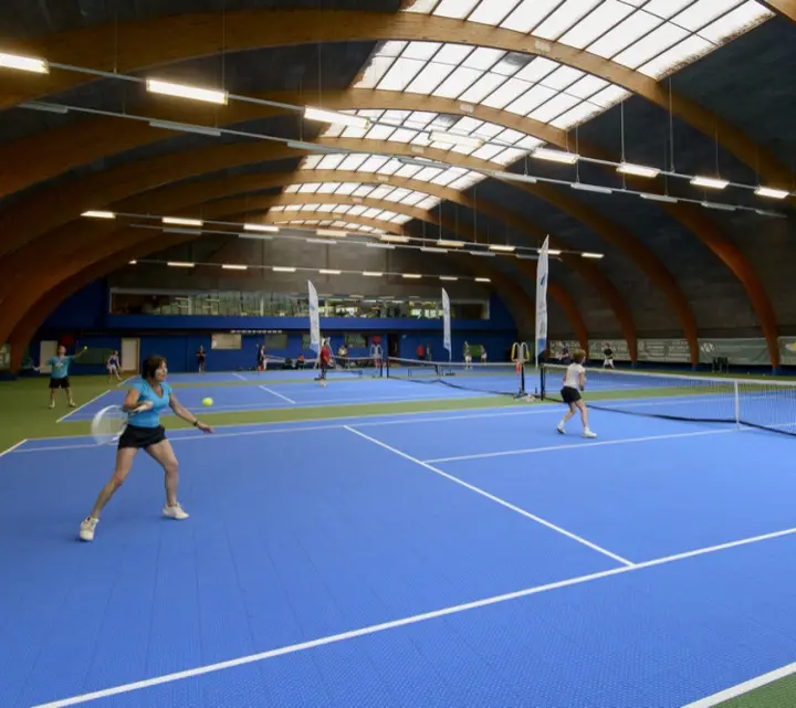 Court de tennis interieur avec dalles sportives avec joueuses en action