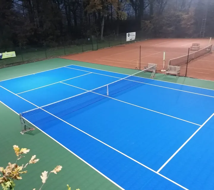 Court de tennis exterieur en terre battue avec revêtement en dalles sportives