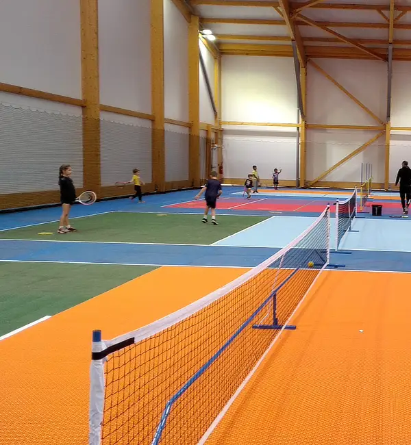Terrain de jeux de raquettes avec dalles sportives sur court de tennis