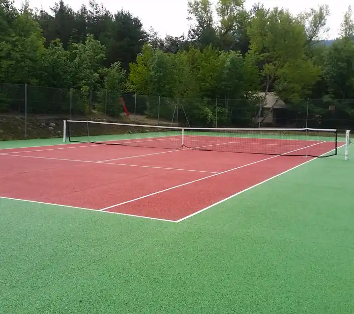 court de tennis en béton poreux vert et rouge après entretien